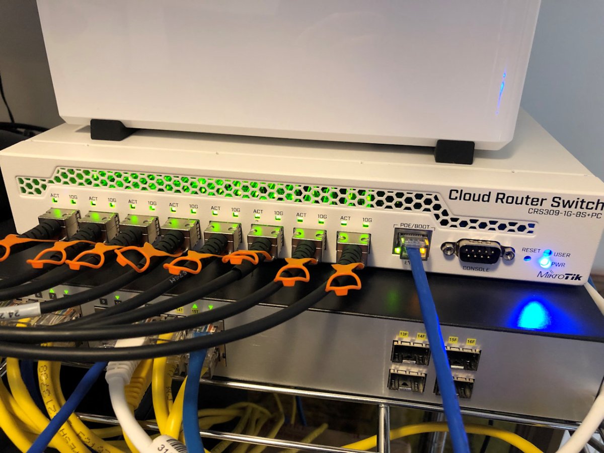 MikroTik CRS309-1G-8S+IN – vswitchzero